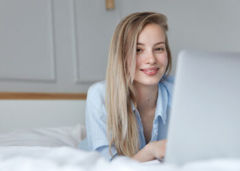 Platforme online unde te poți afirma într-un studio de videochat 